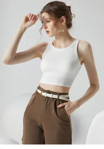 Détail de la texture du crop top en maille côtelée et du pantalon taille haute avec ceinture