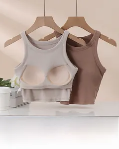 Détail du rembourrage alvéolé respirant dans le débardeur de yoga côtelé sans couture