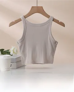 Détail du haut court en maille côtelée beige avec dos nageur sur un cintre