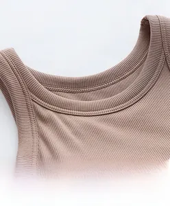 Détail de la maille côtelée sur le débardeur dos nageur café avec coutures robustes