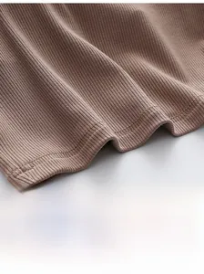 Vue détaillée de l'ourlet en maille côtelée avec couture à double aiguille sur débardeur marron