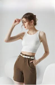 Détail d'un débardeur blanc côtelé avec soutien-gorge et short marron à taille haute