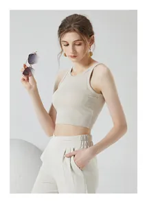Détail d'un crop top côtelé beige à coupe ajustée avec col rond porté par un mannequin