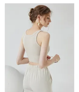 Gros plan du débardeur court beige en maille côtelée avec dos nageur et coupe ajustée