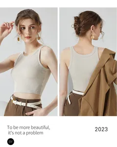 Détail d'un débardeur court côtelé beige à dos nageur avec rembourrage pour le yoga et sport