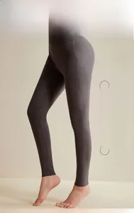 Gros plan sur le legging thermique gris foncé à taille haute pour galbe sans couture
