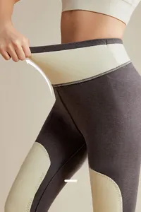 Détail de leggings thermiques à taille haute montrant l'élasticité et le design color-block