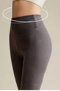Détail de legging thermique gris foncé à taille haute avec contrôle du ventre