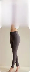 Gros plan sur la doublure thermique épaisse et le legging sculptant à taille haute gris foncé