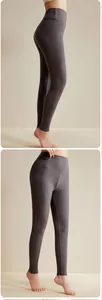 Détail du legging thermique gris à taille haute avec texture côtelée et effet amincissant