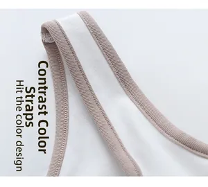 Détail des bretelles contrastées sur un haut en tricot blanc avec coutures serrées