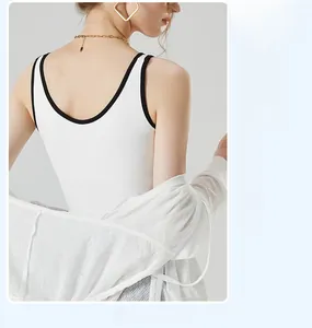 Débardeur blanc dos nu en U avec bordure noire contrastée montrant les détails