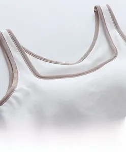 Détail d'un débardeur blanc en coton avec bordure marron et bretelles classiques