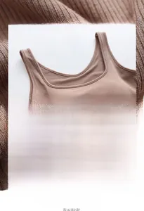 Détail du débardeur en coton côtelé marron montrant le col en U et la maille respirante
