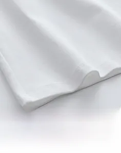Vue détaillée de la couture intérieure raffinée d'un débardeur blanc en maille