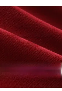 Nahaufnahme von weichem, rotem, atmungsaktivem Strickstoff mit feiner Textur