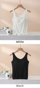 Détail d'un débardeur en coton côtelé avec larges bretelles et ourlet ondulé en blanc