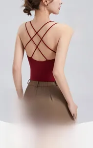 Détail d'un débardeur rouge dos nu avec bretelles croisées et bonnets rembourrés intégrés