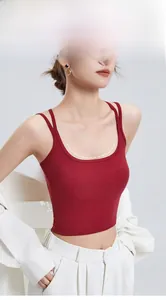 Detailansicht des Rippstoffs und des Doppelträger-Designs an einem roten Crop-Top