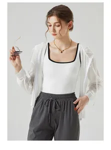 Détails du sweat à capuche en maille avec débardeur contrasté et pantalon à cordon