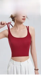 Detail eines roten Strickoberteils mit doppelten Trägern und U-Ausschnitt Design für Damen