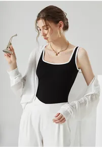 Débardeur ajusté à bords contrastés avec cardigan blanc léger et bijoux dorés élégants