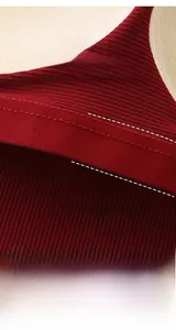 Détail du haut court rouge côtelé avec ourlet de 2cm et doublure respirante alvéolée