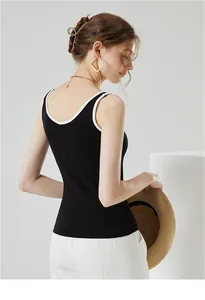Détail du débardeur noir ajusté avec bordures blanches contrastées et encolure dégagée