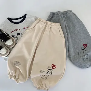 Ensemble de sport enfant avec t-shirt gris et pantalons de jogging amples gris et beige