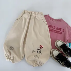 Détail à plat d'une tenue décontractée enfant avec t-shirt rose, jogging beige et baskets