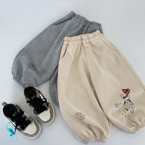 Détail de pantalons de jogging pour enfants avec taille élastique et ours