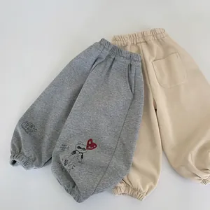 Pantalons de jogging amples pour enfants en beige et gris avec motifs cœur et ours