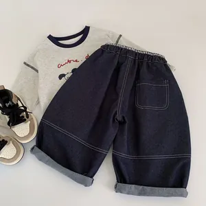 Ensemble jeans enfant avec t-shirt motif cartoon et pantalon large de style coréen