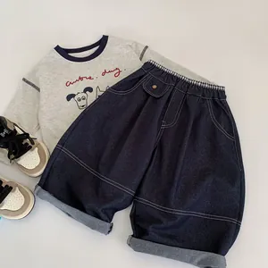 Détail du pantalon en jean ample pour garçon avec taille élastique et doublure à carreaux