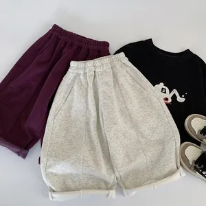 Détail de l'ensemble décontracté pour enfants avec pantalon violet et sweat imprimé auto