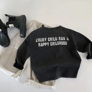 Vista piatta della felpa ampia per bambini con stampa sul retro e pantaloni