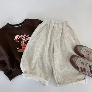 Mise à plat de sweat marron pour enfants avec ours et pantalon gris à taille élastique