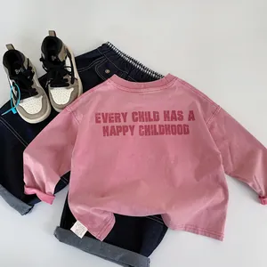 Piatto di felpa rosa per bambini con jeans blu e scarpe da ginnastica su fondo bianco