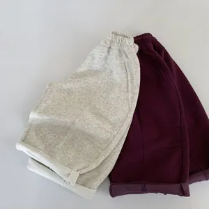 Détail de shorts en maille amples pour enfants avec taille élastique et coutures en avoine et vin