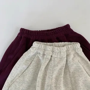 Détail de la taille élastique et des poches latérales sur pantalon en tricot enfant