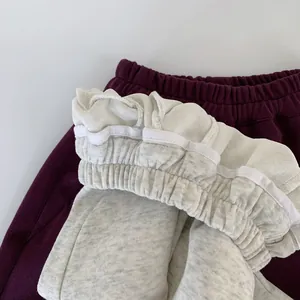 Détail de la taille élastique et coutures intérieures sur pantalon de jogging en coton