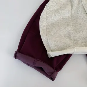 Gros plan du pantalon enfant montrant les ourlets roulés et la texture polaire douce