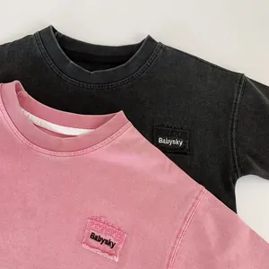 Dettaglio della trama in cotone lavato e toppe ricamate Babysky su t-shirt per bambini