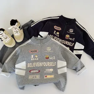 Set felpa bambino stile vintage con jeans e sneakers abbigliamento casual sportivo