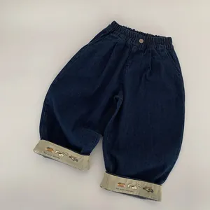 Détail de jean large pour enfants avec broderie animaux mignons sur les revers kaki
