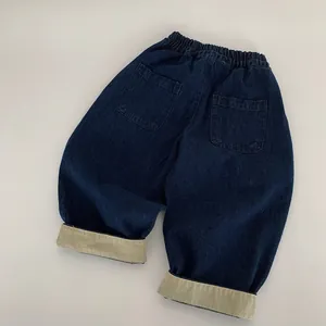 Détail de la taille élastique et des poches arrière sur ce jean denim pour enfants