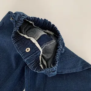 Pantalon en jean bleu foncé pour enfants avec taille élastique et bouton argenté