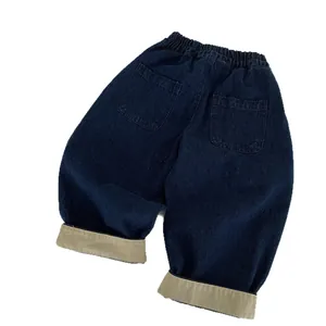 Jean enfant en denim bleu foncé avec revers kaki élégants et une taille élastiquée