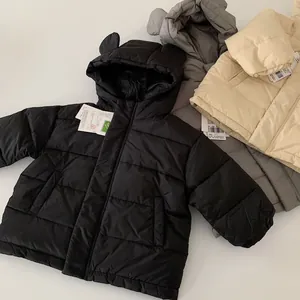 Draufsicht auf Kinder-Daunenjacken mit Tierohren an der Kapuze in Schwarz, Grau und Beige