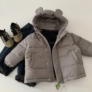 Flachbild-Set aus Kinder-Kapuzenjacke mit DuPont Teflon-Gewebe und passenden Sneakern
